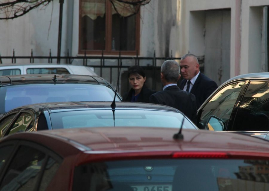 VIDEO – FOTO/ Llalla i dorëzon zyrtarisht çelësat Arta Markut, ja momenti i largimit