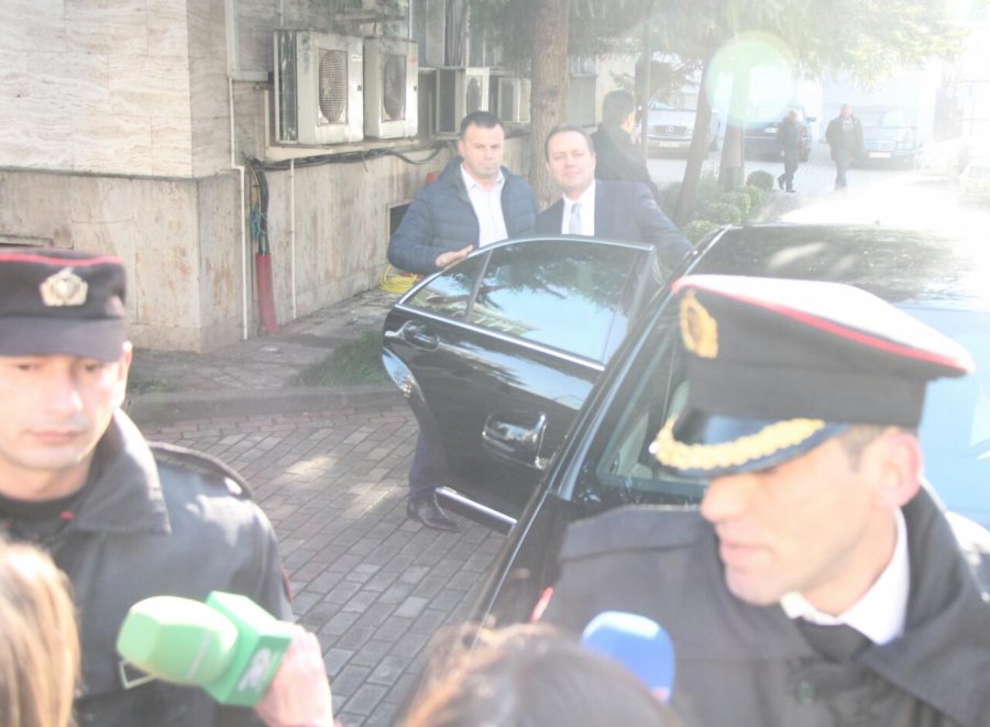 VIDEO – FOTO/ Llalla i dorëzon zyrtarisht çelësat Arta Markut, ja momenti i largimit