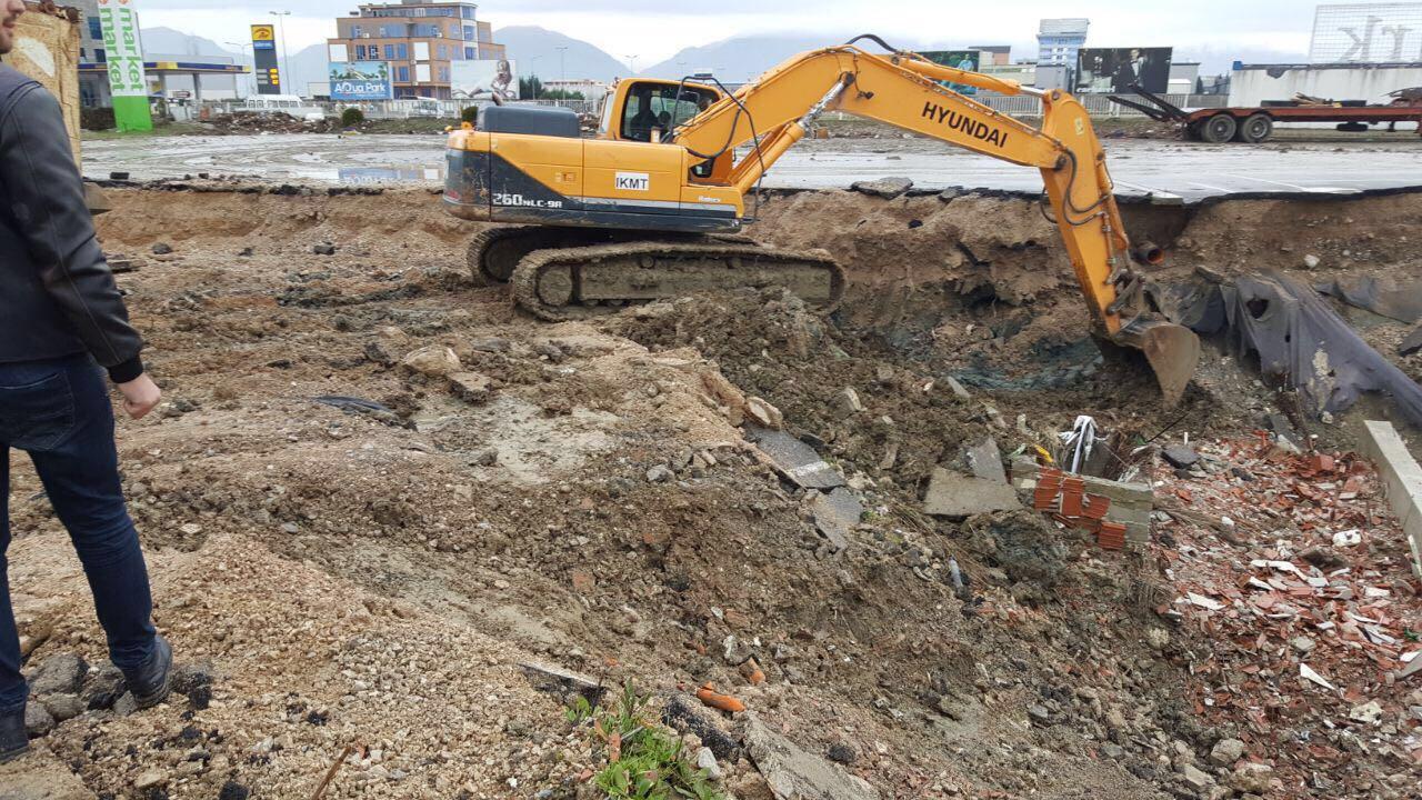 FOTO GALERI/ Frika nga përmbytjet në autostradë, fadromat dhe kamionët e IKMT zbarkojnë te ‘City Park’