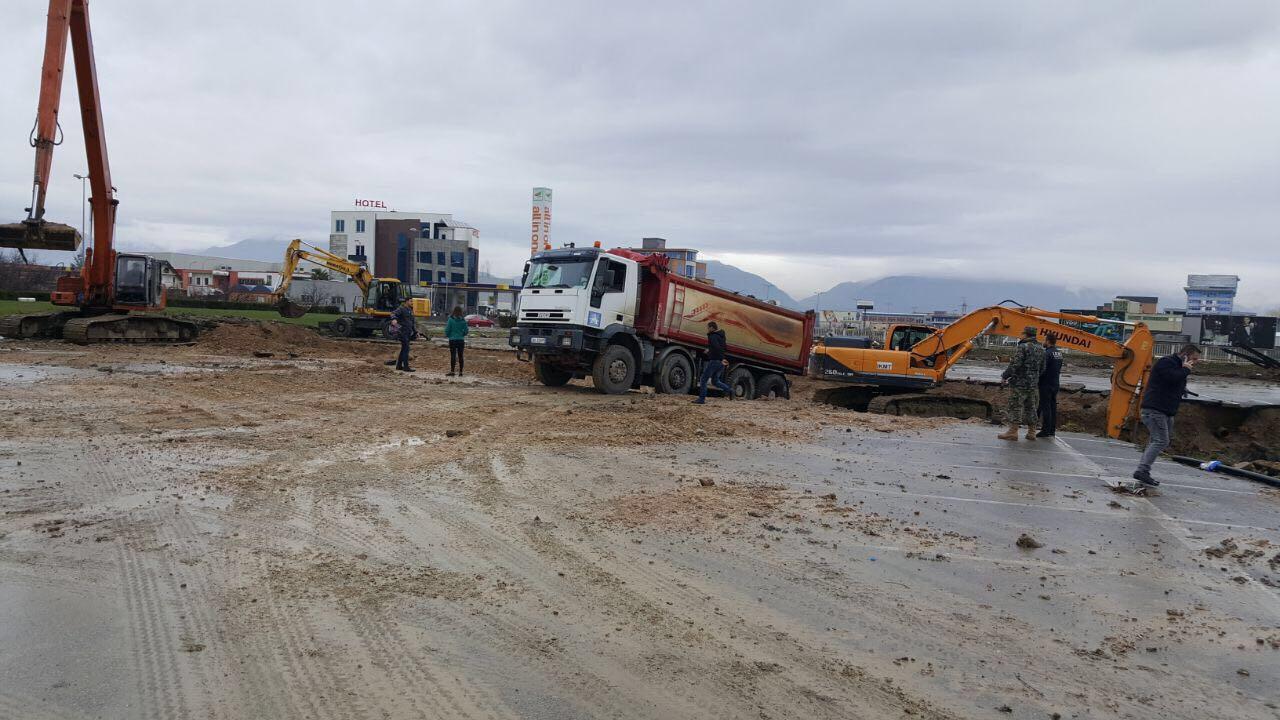 FOTO GALERI/ Frika nga përmbytjet në autostradë, fadromat dhe kamionët e IKMT zbarkojnë te ‘City Park’