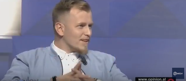 FOTO/ Të gatuash për mbretëreshën e Anglisë, e ka bërë ky kuzhinier shqiptar…