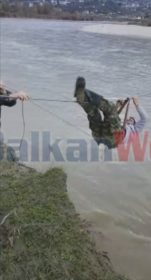 VIDEO/ E tmerrshme, elektriçisti në Gjirokastër kalon Drinon e tejfryrë i varur në një litar, për të riparuar…