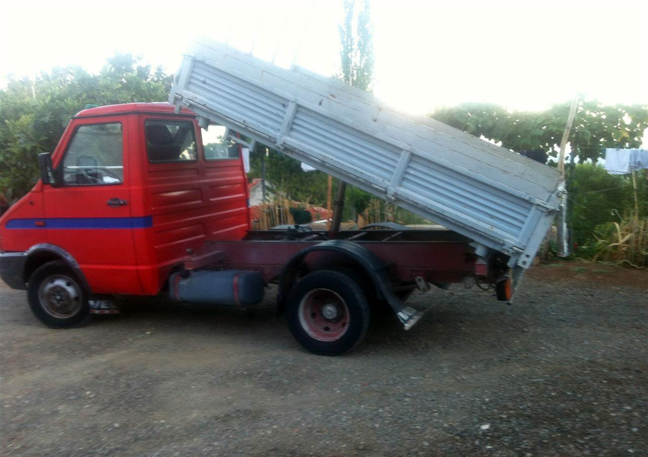 Kavajë, karroceria vetëshkrues, zë poshtë për vdekje 24-vjeçarin