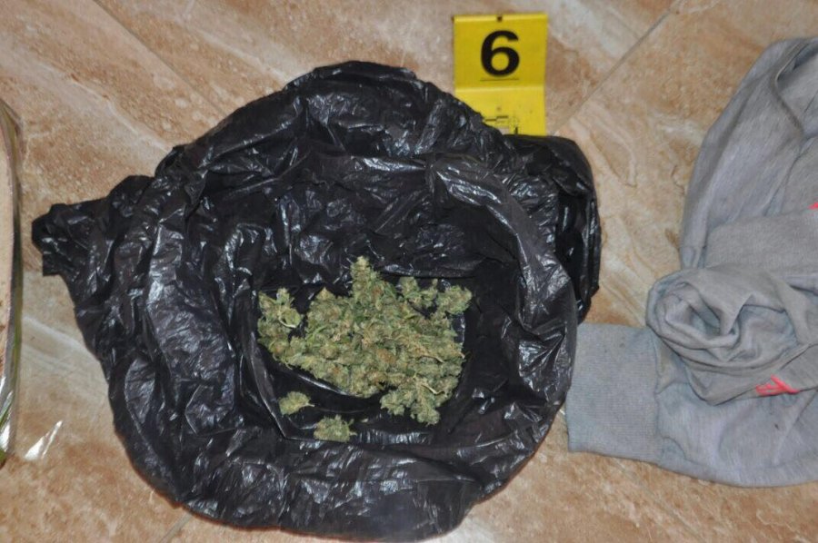 FOTO GALERI/ Policia e ndalon lezhianin se rrihte gruan, shtëpinë ia gjen plot me kanabis