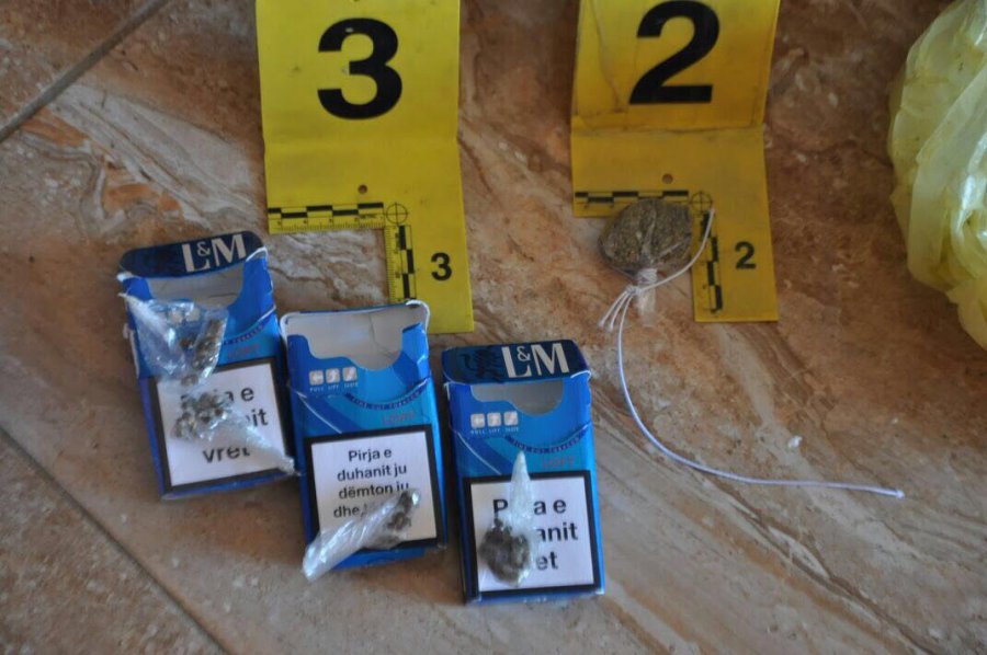 FOTO GALERI/ Policia e ndalon lezhianin se rrihte gruan, shtëpinë ia gjen plot me kanabis