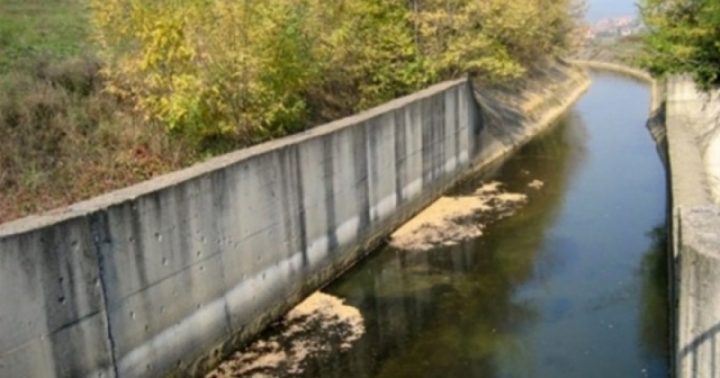 Skrapar, rreshket dhe mbytet në kanal burri 76-vjeçar