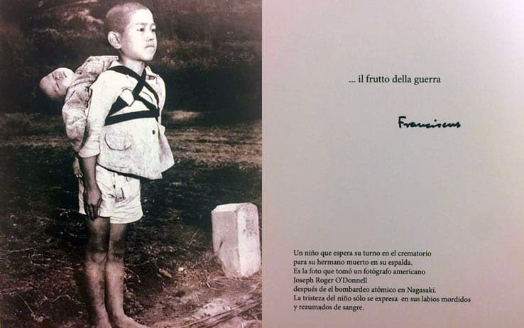 FOTO LAJM/ Djaloshi me vëllanë e vdekur në kurriz, kartolina e Papës për Ditën Botërore të Paqes