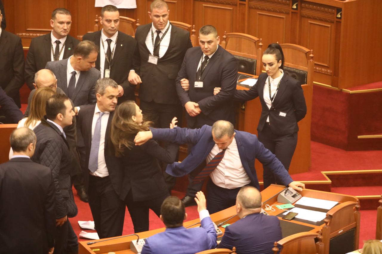 VIDEO/ Grushti i Bujar Çelës ndaj Kejdi Mehmetaj, shikoni videon e përplasjes në Kuvend të papublikuar më parë