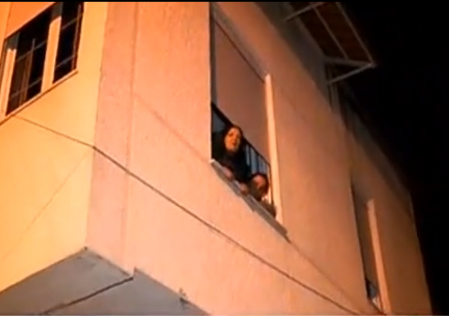 DETAJE & FOTO/ Tiranë, kërcënon familja: Do hidhemi nga tarraca nëse nuk ikën IKMT