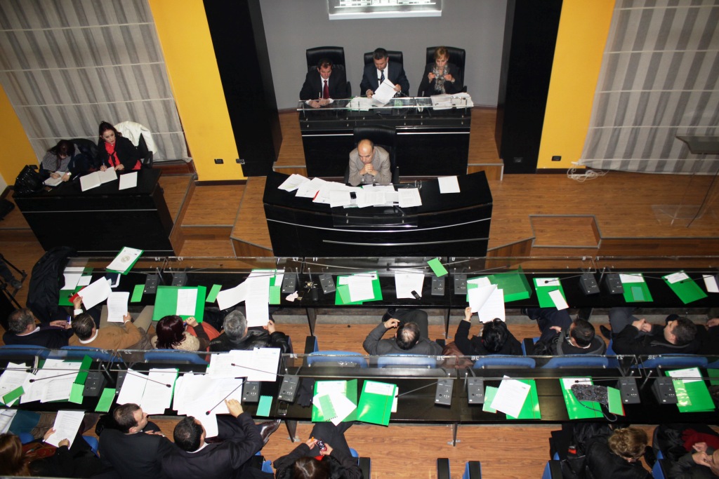 LSI ‘shkërmoqet’ në Durrës, Dako si Veliaj i ‘rrëmben’ votat e 4 këshilltarëve për buxhetin