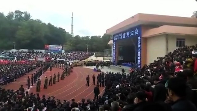 VIDEO/ Stadiumi i mbushur plot për të parë ekzekutimin e 10 personave