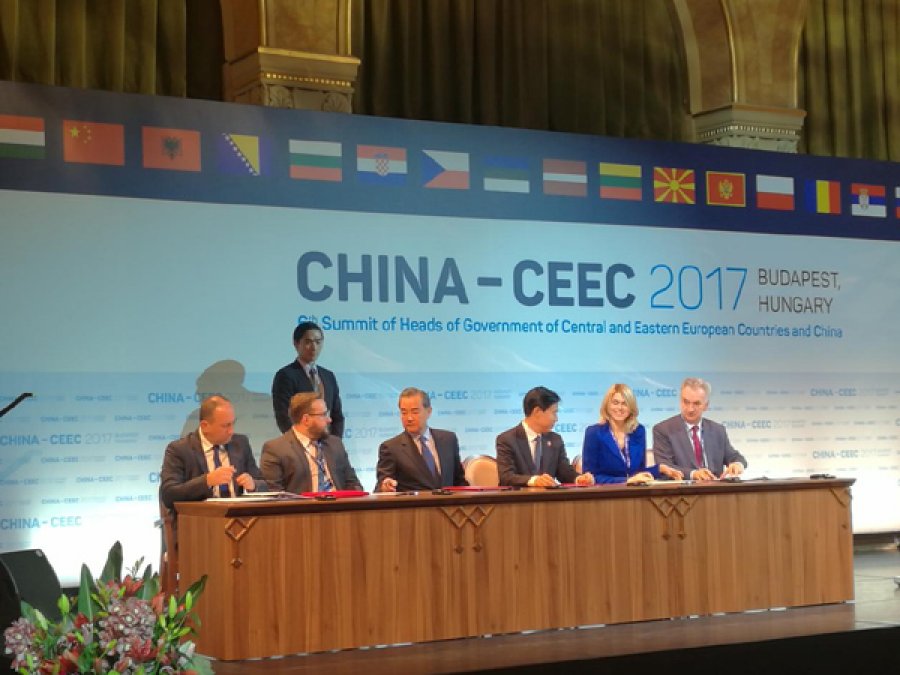 FOTO/ Kina hyn fuqishëm në tregun shqiptar, nënshkruhen marrëveshje për doganat dhe energjinë mes dy vendeve