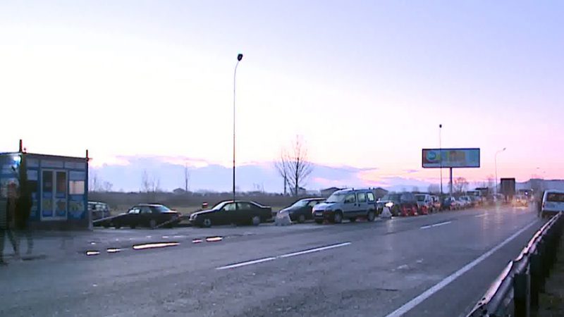 FOTO/ Në radhë për kolaudim gjithë natën, për ti shëmtuar gjobës 400 mijë lekëshe