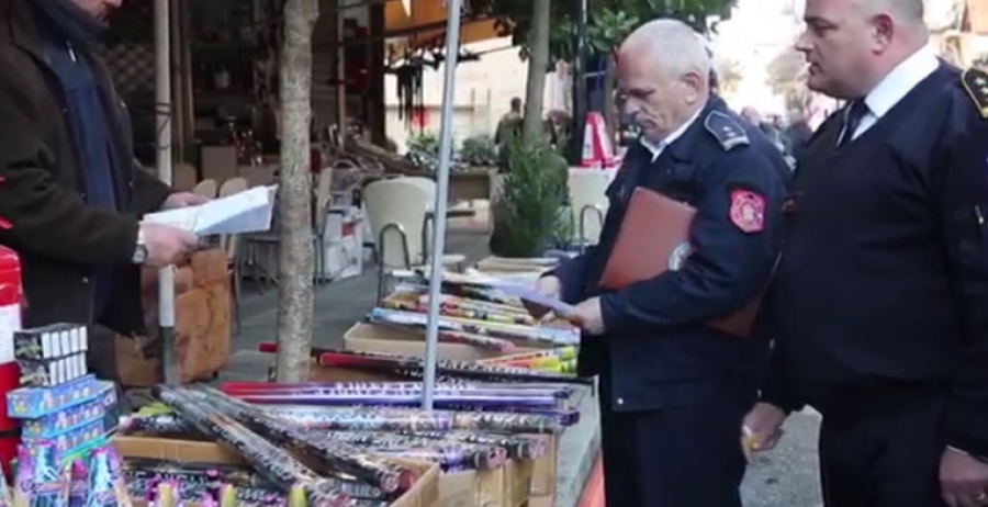 VIDEO/ Policia ushtron kontrolle në pikat e shitjes së fishekzjarreve