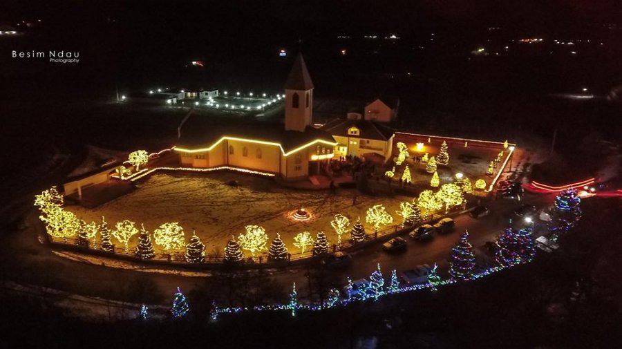 FOTO GALERI/ Dekorimi më mbresëlënës në trevat shqiptare, fshati kosovar mahnit me transformimin për festat