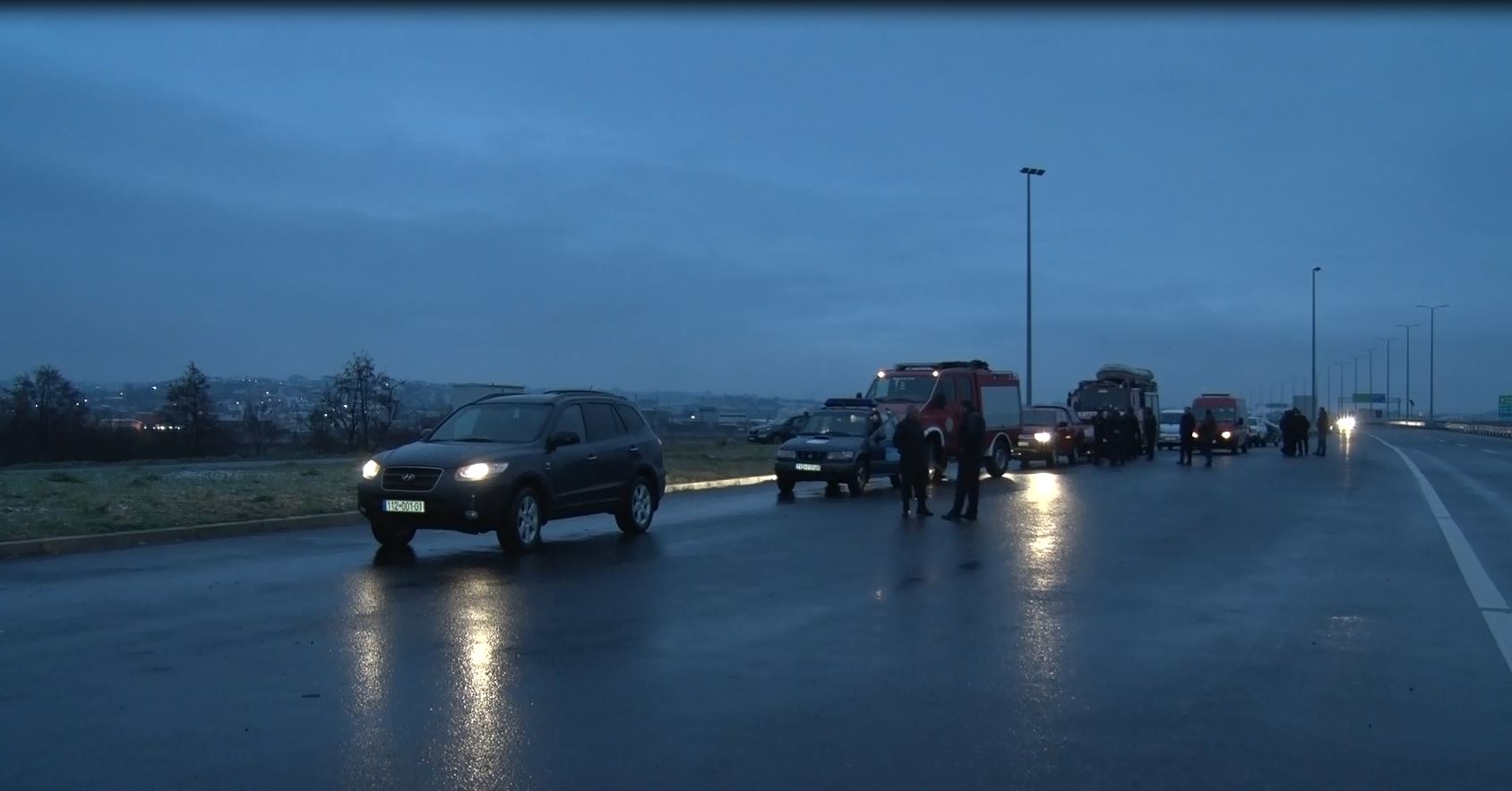 VIDEO/ Shqipëria përmbytet, “vëllezërit” kosovarë zbarkojnë në Fier me ndihma dhe ekspertë emergjence