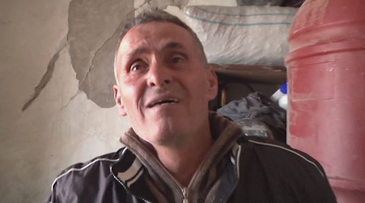 VIDEO/ Rrënimi që la pas përmbytja, 55-vjeçari shpërthen në lot: Po më mban me bukë babai pensionist