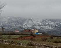 FOTO/ Ndryshe nga Jugu, Kukësi ‘zgjohet’ i mbuluar nga dëbora