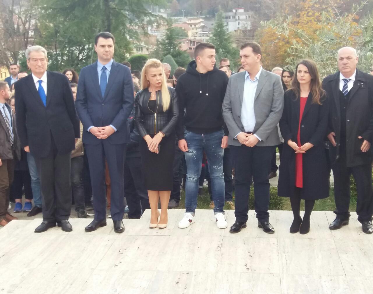 VIDEO-FOTO/ PD nderon tribunin e demokracisë Azem Hajdari, kurora me lule në memorialin te Qyteti Studenti