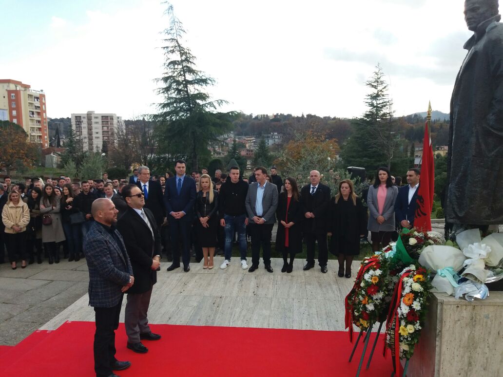 VIDEO-FOTO/ PD nderon tribunin e demokracisë Azem Hajdari, kurora me lule në memorialin te Qyteti Studenti