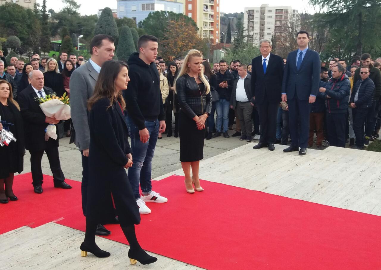 VIDEO-FOTO/ PD nderon tribunin e demokracisë Azem Hajdari, kurora me lule në memorialin te Qyteti Studenti