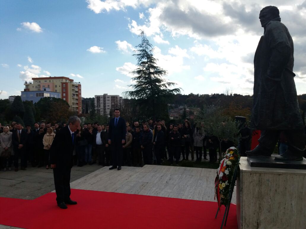 VIDEO-FOTO/ PD nderon tribunin e demokracisë Azem Hajdari, kurora me lule në memorialin te Qyteti Studenti