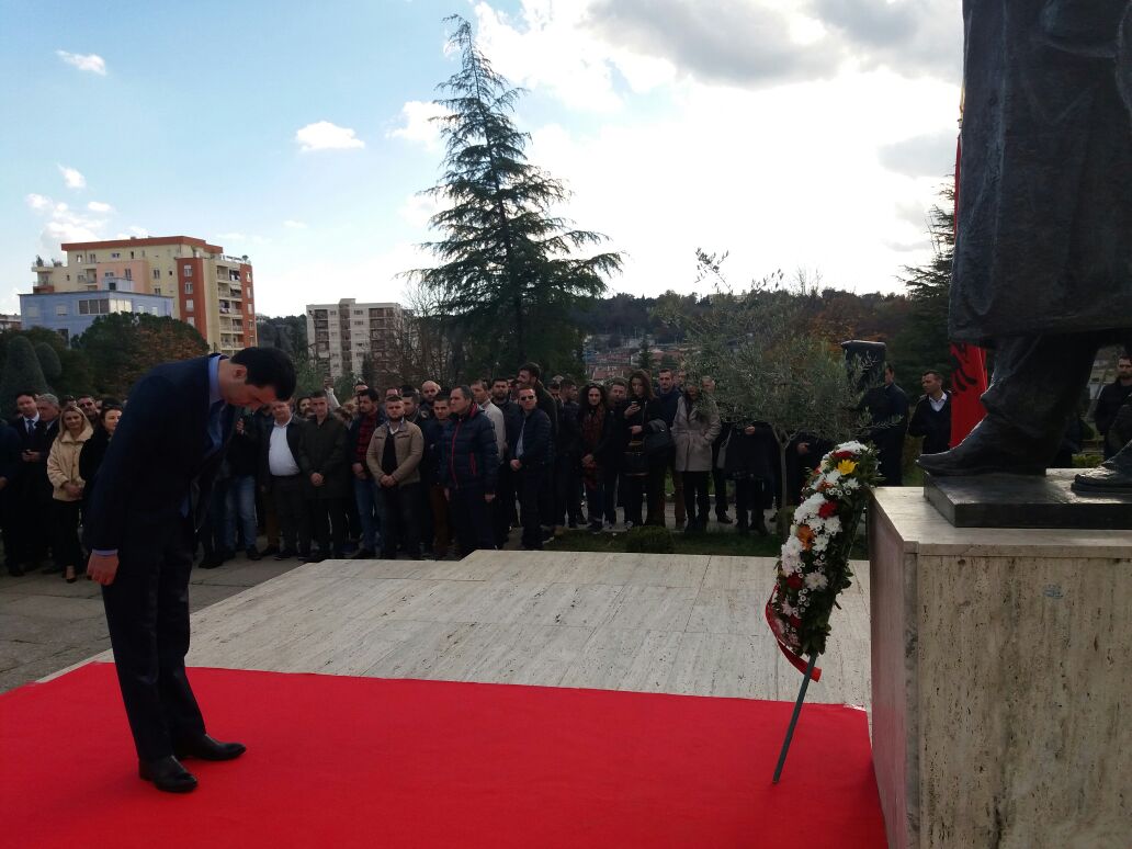 VIDEO-FOTO/ PD nderon tribunin e demokracisë Azem Hajdari, kurora me lule në memorialin te Qyteti Studenti