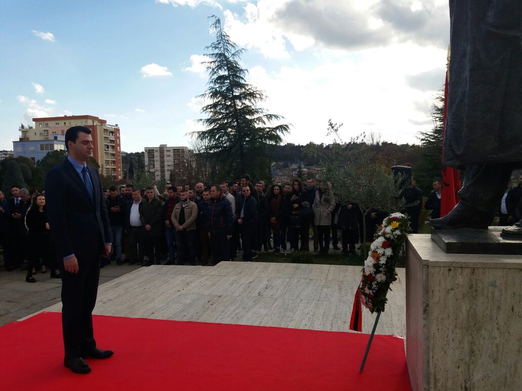 VIDEO-FOTO/ PD nderon tribunin e demokracisë Azem Hajdari, kurora me lule në memorialin te Qyteti Studenti