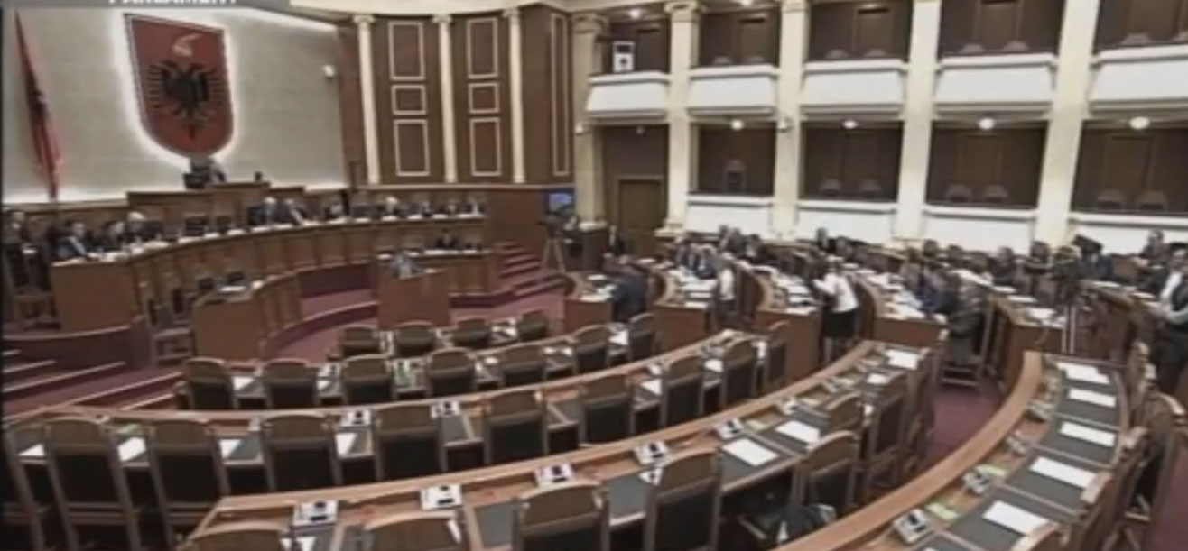 Interpelanca Braçe-Peleshi ‘lë’ opozitën jashtë Kuvendit, PD: Nuk bëhemi dekor, hyjmë pas ‘teatrit’