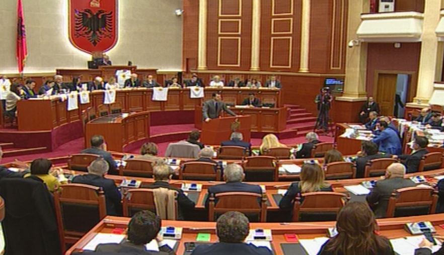 FOTO/ Basha: Ndaleni grushtin e shtetit, binduni urdhrit të popullit