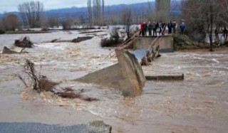 Masakër përmbytjesh në Gjirokastër, shemben urat që lidhin 5 fshatra të Dropullit me qytetin