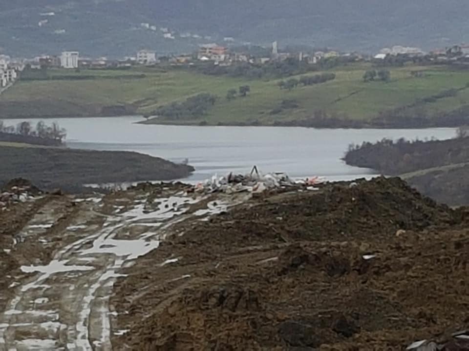 Bojaxhi lyen sërish me bojë Velinë, cpo ndodh në liqenin e Farkës