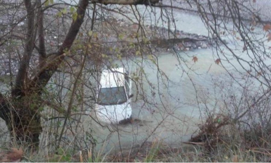 Makina bie në lumin Mat, shoferi shpëton nga mbytja