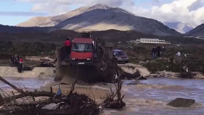 VIDEO/ Shembet ura në Sarandë, furgoni plot me njerëz ngel me dy rrota në ajër