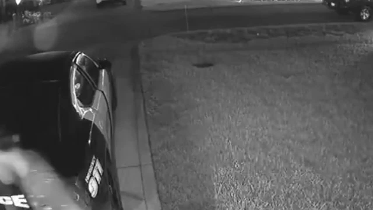 VIDEO/ Hajduti guximtar, hyn në makinën e policisë dhe grabit “mjetet e punës”