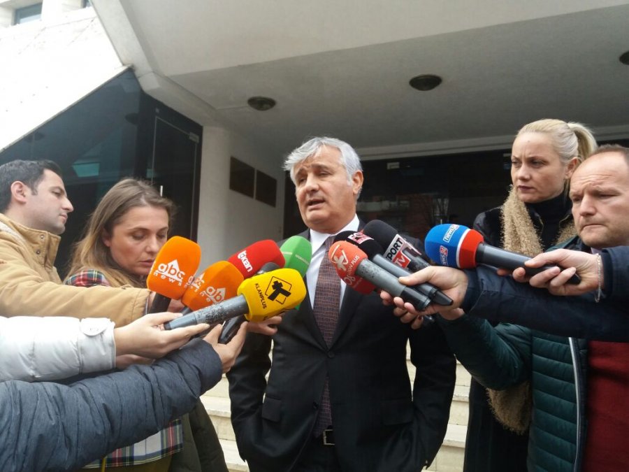 Bllokimi i pasaportës për Tahirin, ja reagimi i avokatit mbrojtës, Maks Haxhia