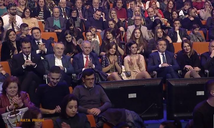 VIDEO/ Të qeshura pafund te ‘Kënga Magjike’, Bes Kallaku: ‘Lali Erin po e lëpin një qen live’, ja reagimi i Metës dhe Veliajt