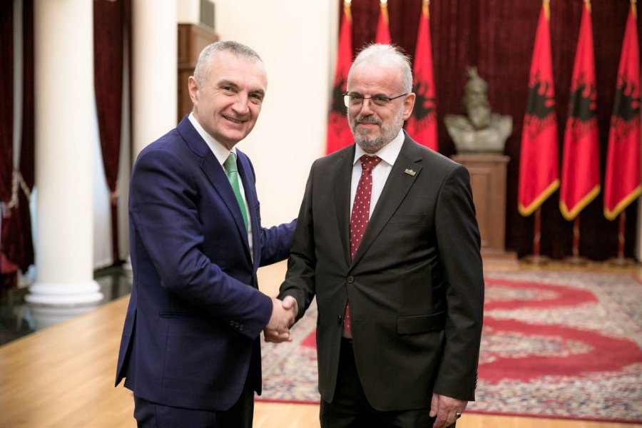 FOTO/ Presidenti Meta me Xhaferrin: Presim miratimin e ligjit për gjuhën shqipe në Maqedoni