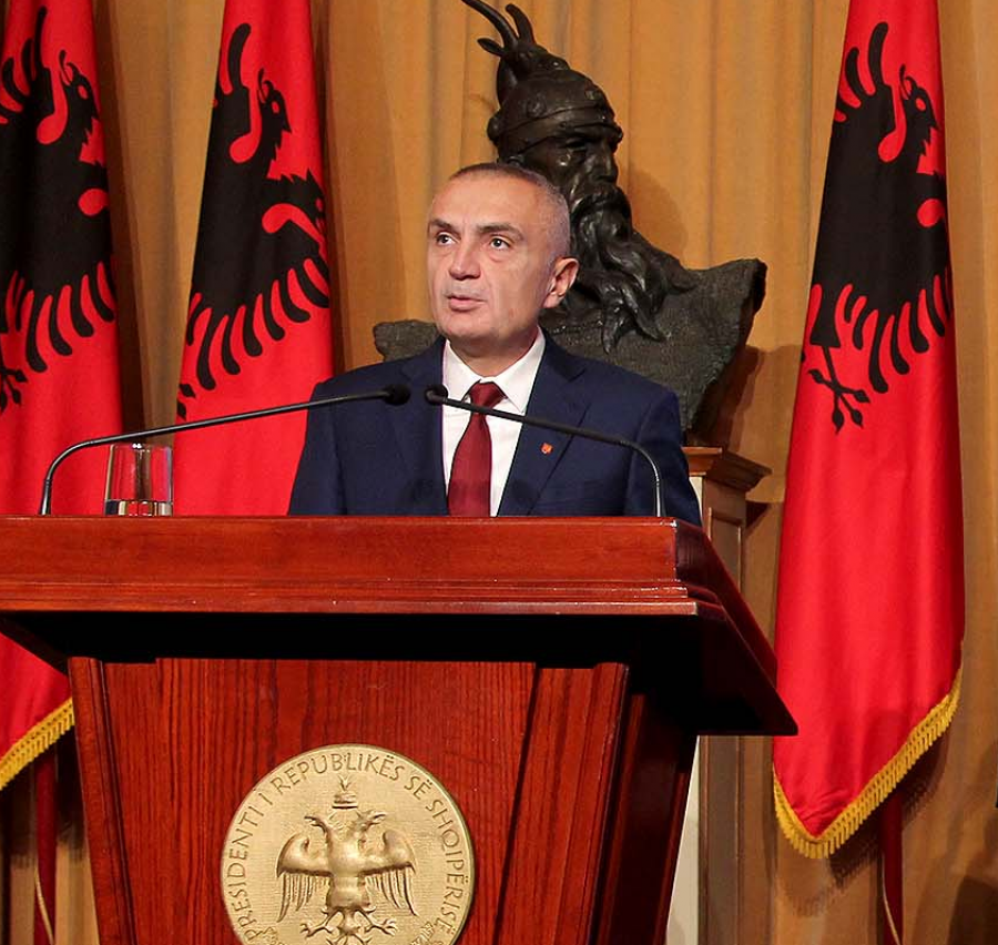 Presidenti Meta dekoron ministrin e Jashtëm të Turqisë, Mevlut Cavusoglu