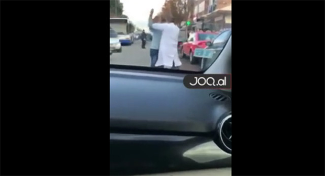 VIDEO/ Tiranë, prindi ndjek dhe rreh doktorin në mes të rrugës, pamje të tmerrshme nga spitali i fëmijëve