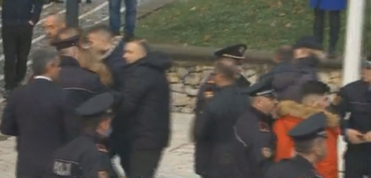 FOTO/ Dhunë dhe kaos para Parlamentit, pamje nga njerëzit e gjakosur