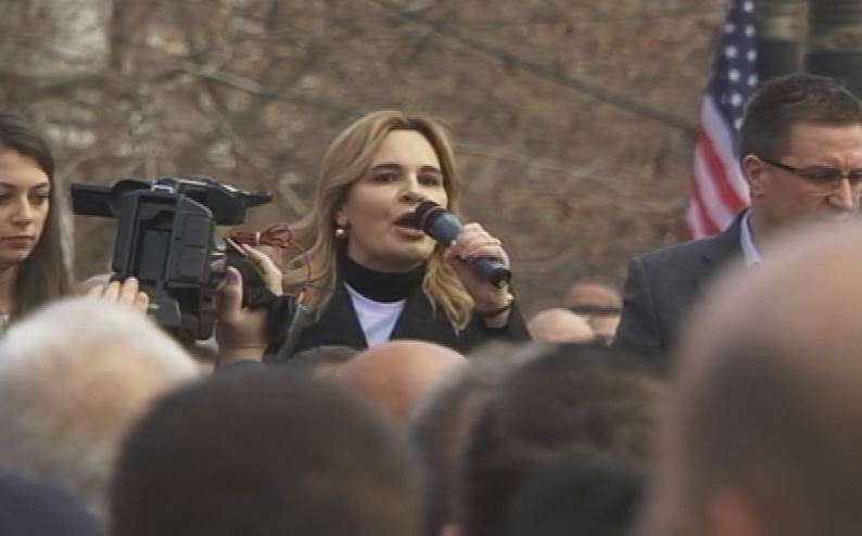 FOTO/ Kryemadhi: Rama është një frikacak, vdes nga frika kur sheh qytetarët protestues