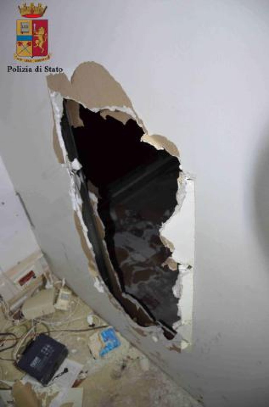 FOTO/ Arrestohen ‘skifterat’ shqiptarë, çanë murin e supermarketit për të vjedhur kasafortën