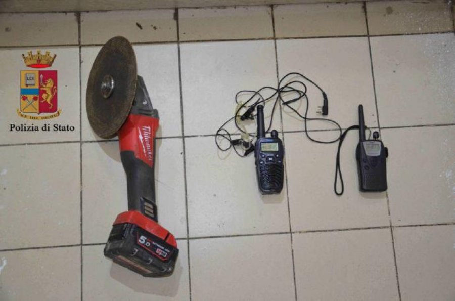 FOTO/ Arrestohen ‘skifterat’ shqiptarë, çanë murin e supermarketit për të vjedhur kasafortën