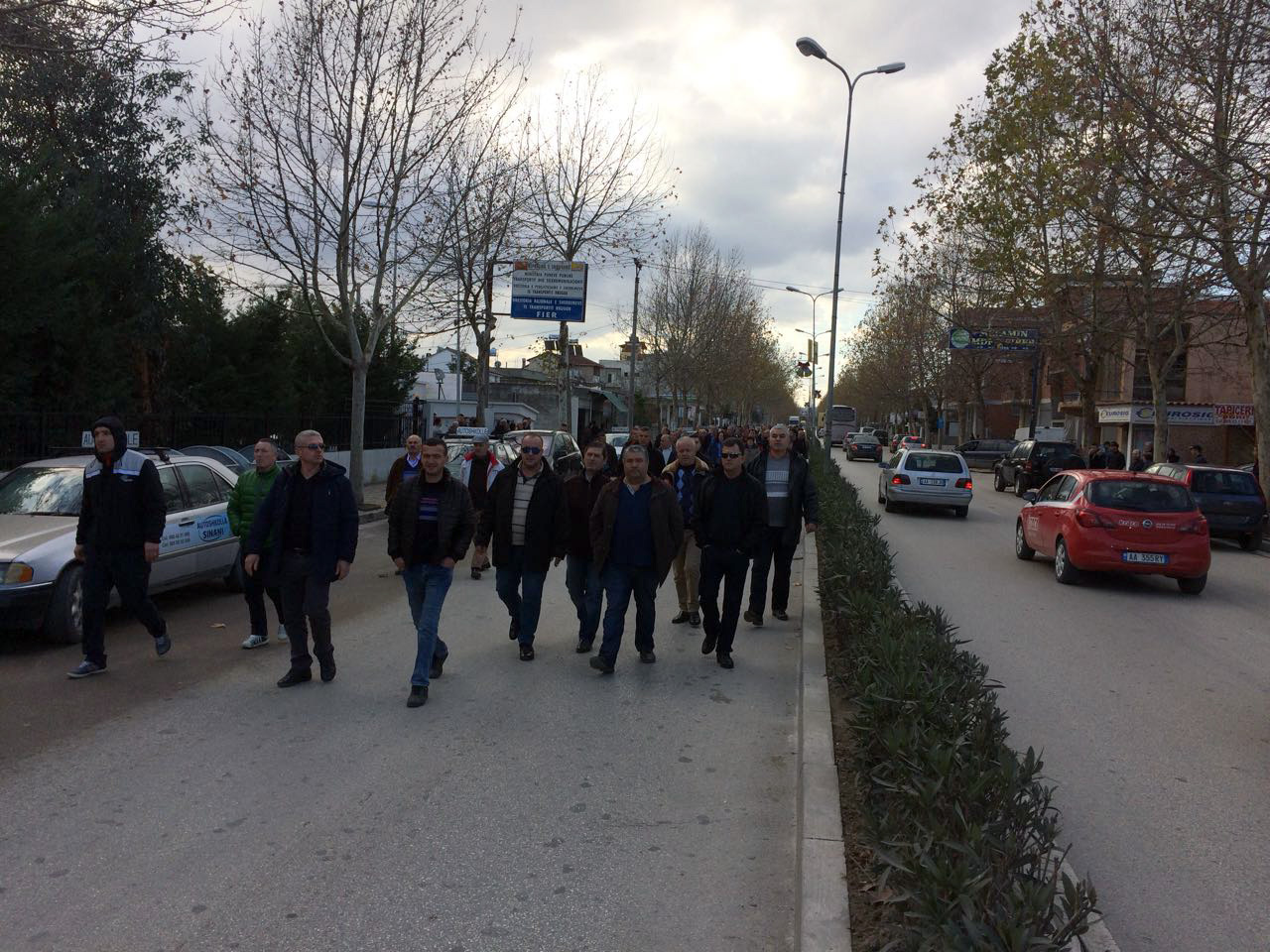 VIDEO/ Naftëtarët pa festa, marshojnë në këmbë drejt Tiranës për pagat: Poshtë hajdutët