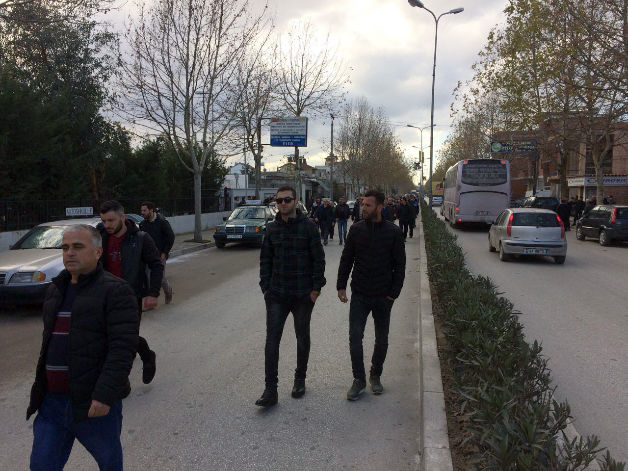 VIDEO/ Naftëtarët pa festa, marshojnë në këmbë drejt Tiranës për pagat: Poshtë hajdutët