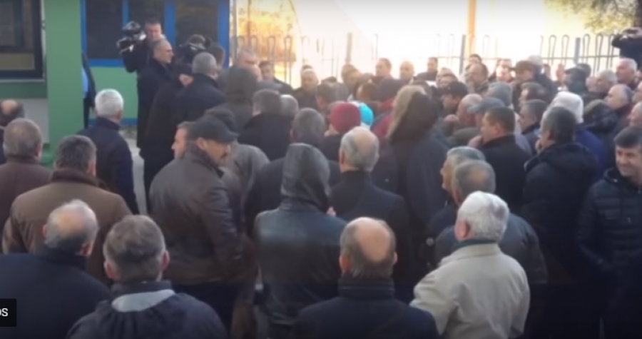 VIDEO/ Protestë, naftëtarët e Ballshit kërcënojnë qeverinë: Na jepni pagat ose i vëmë flakën uzinës