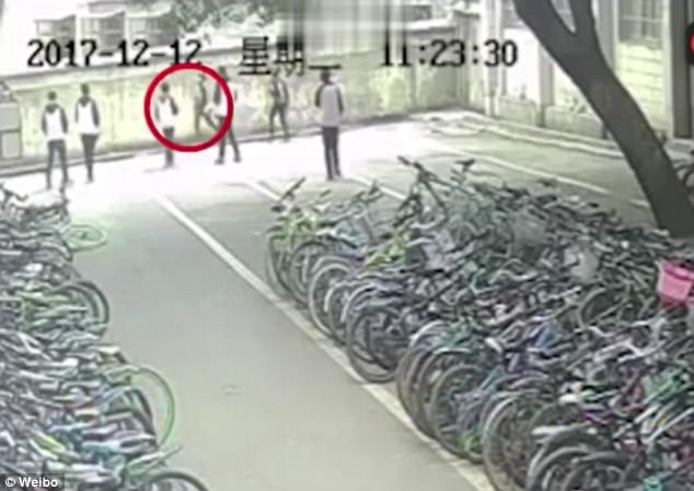 VIDEO/ I ngulet shpata e shokut, vdes nxënësi