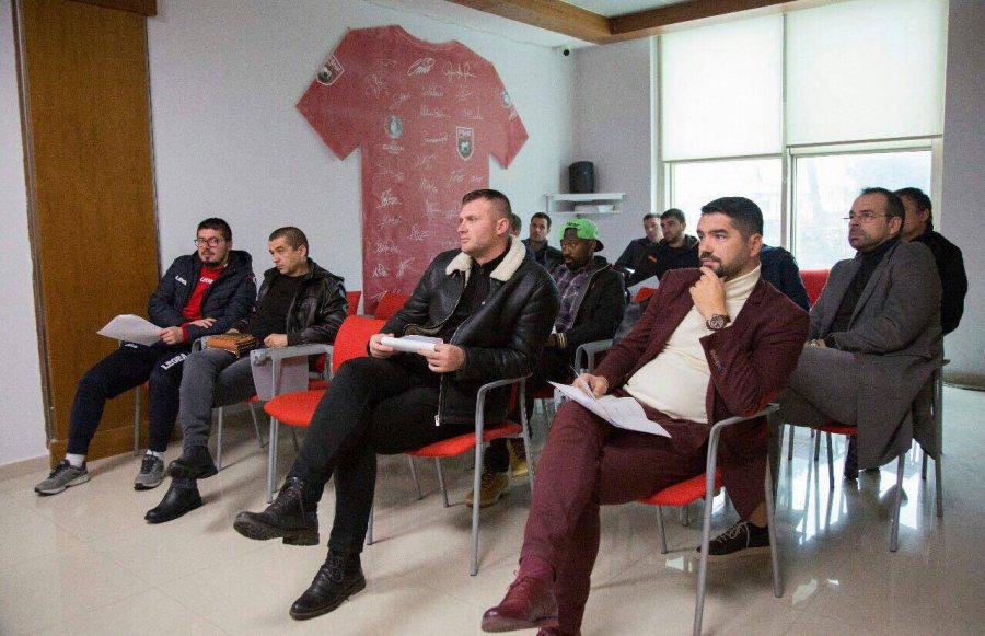 FOTO/ Olsi Rama i ‘rikthehet’ shkollës, nis kursin për ‘Drejtor Sportiv’, ja foto…