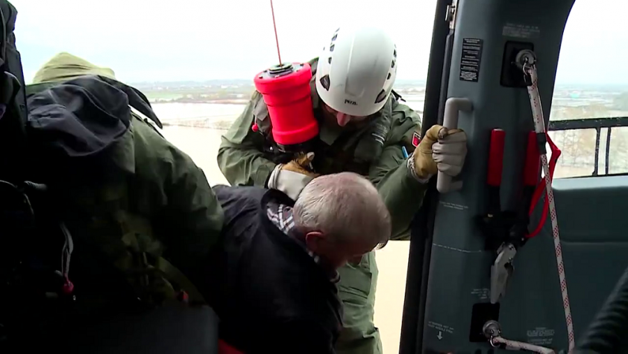 VIDEO/ Publikohen pamjet e operacioneve në Shqipërinë e përmbytur, njerëzit shpëtohen me helikopter